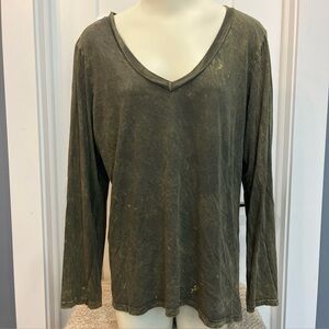 LA‎ Teez Women’s Solid Green Distressed Top V Neck Size 2XL Long Sleeve Grunge